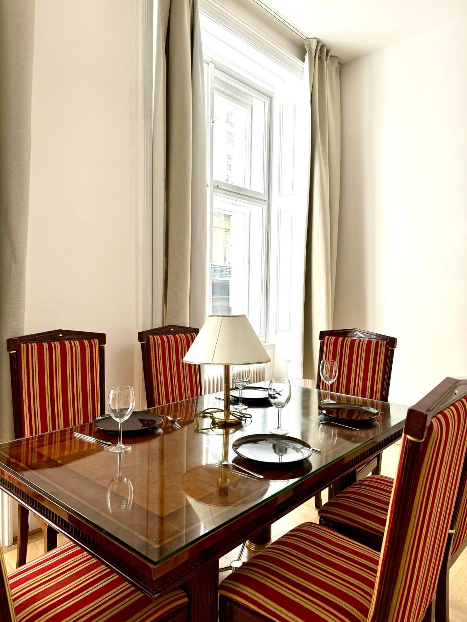 Opera 145 M2 Viena